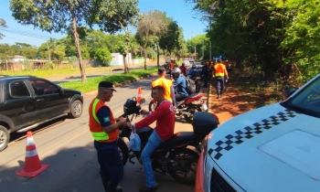 Prefeitura realiza blitz educativa para motociclistas sobre os perigos da direção em período chuvoso